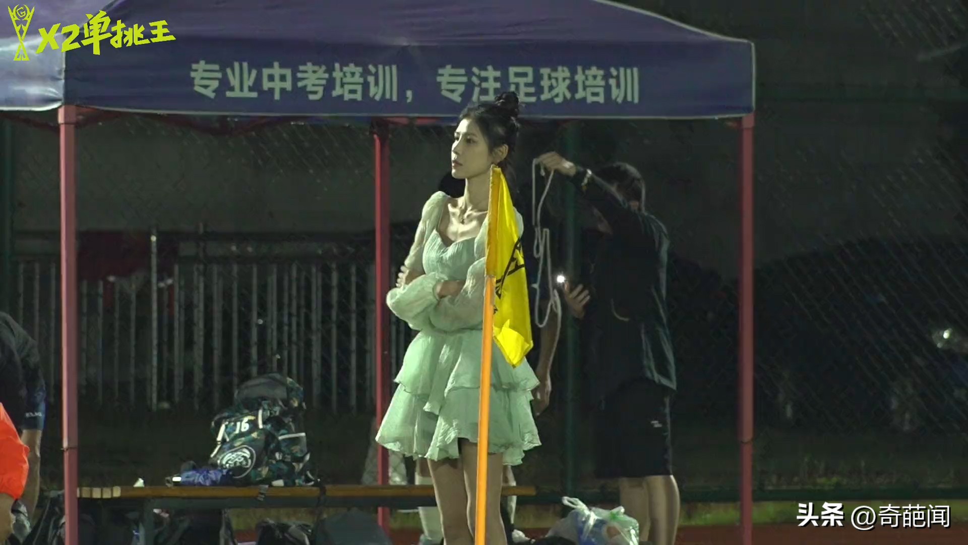 男子带女友踢球,男子带女朋友踢足球