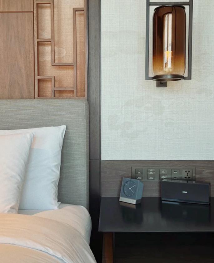 宾馆酒店房间都标配的音箱,顶级酒店房间里的音响