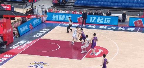 总决赛郭艾伦背传张镇麟,张镇麟三分绝杀郭艾伦