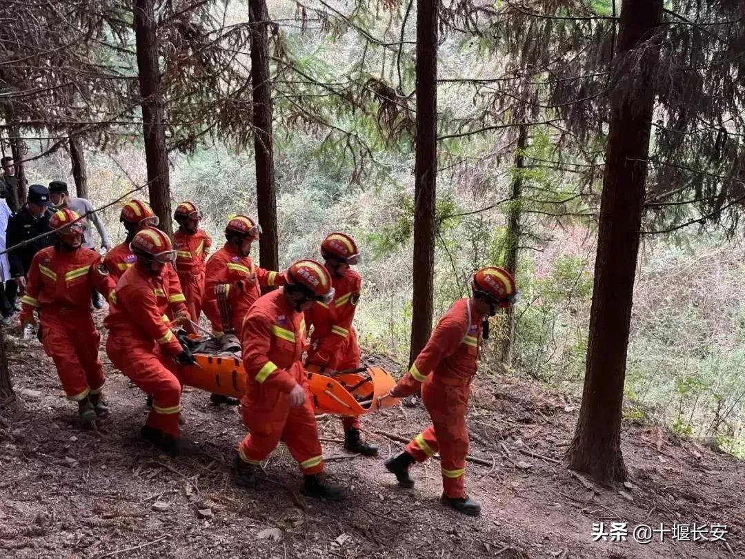 民警背着伤员爬山身上多处受伤,爬山崴脚消防员