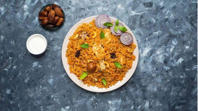 卡塔尔人头顶一个布,卡塔尔头顶一块布谁设计的