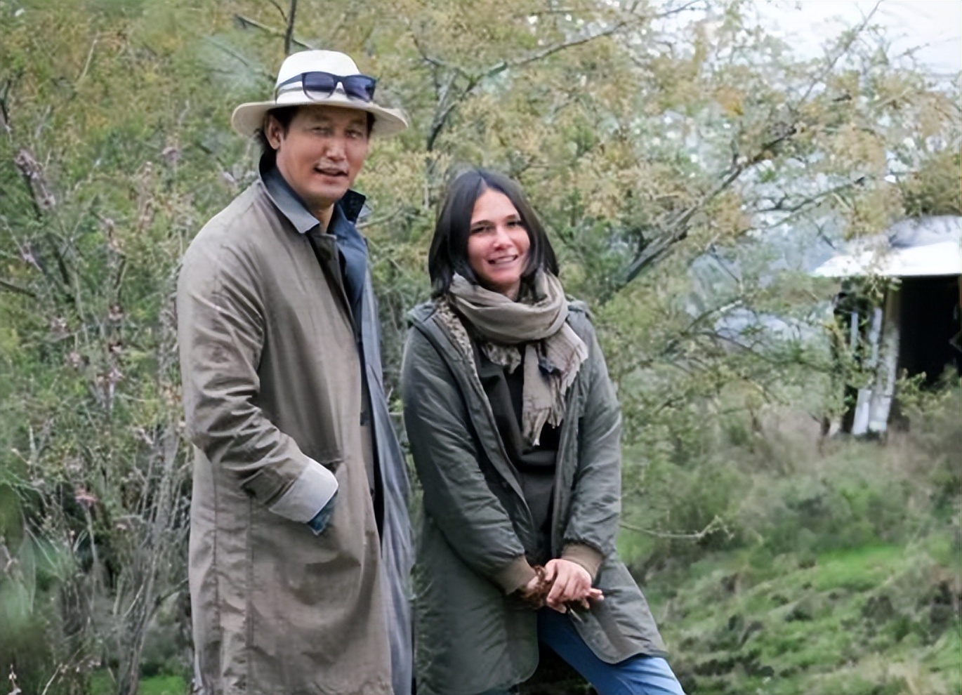 2004年，美国女孩入藏寻根，嫁农村小伙生3女儿，1条围巾卖1万元