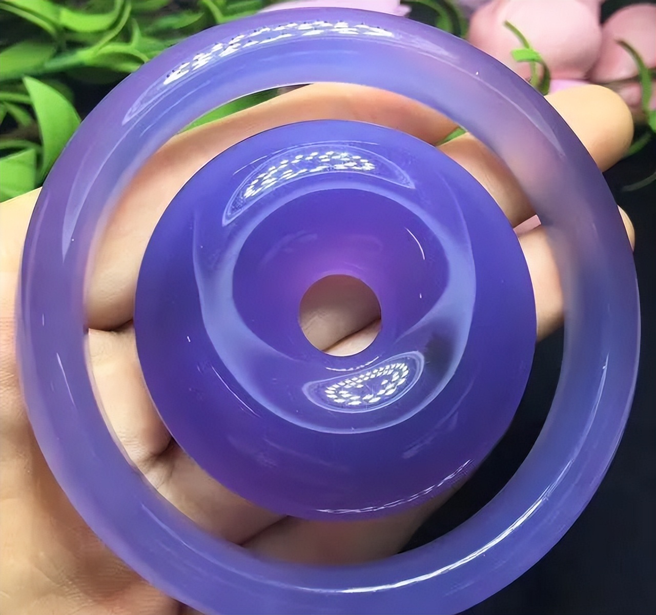 65岁大爷坚持买下这块翡翠原石,大爷买帝王翡翠