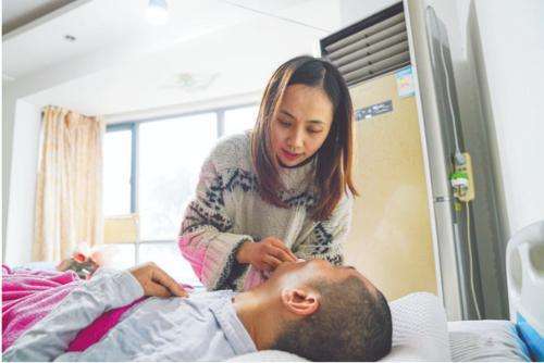 不离不弃照顾煤气中毒植物人,相恋八年男朋友变成植物人