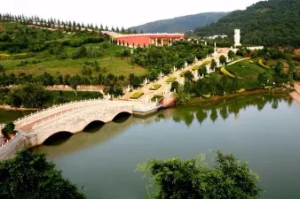 昆明有纪念意义的墓,昆明跑马山公墓