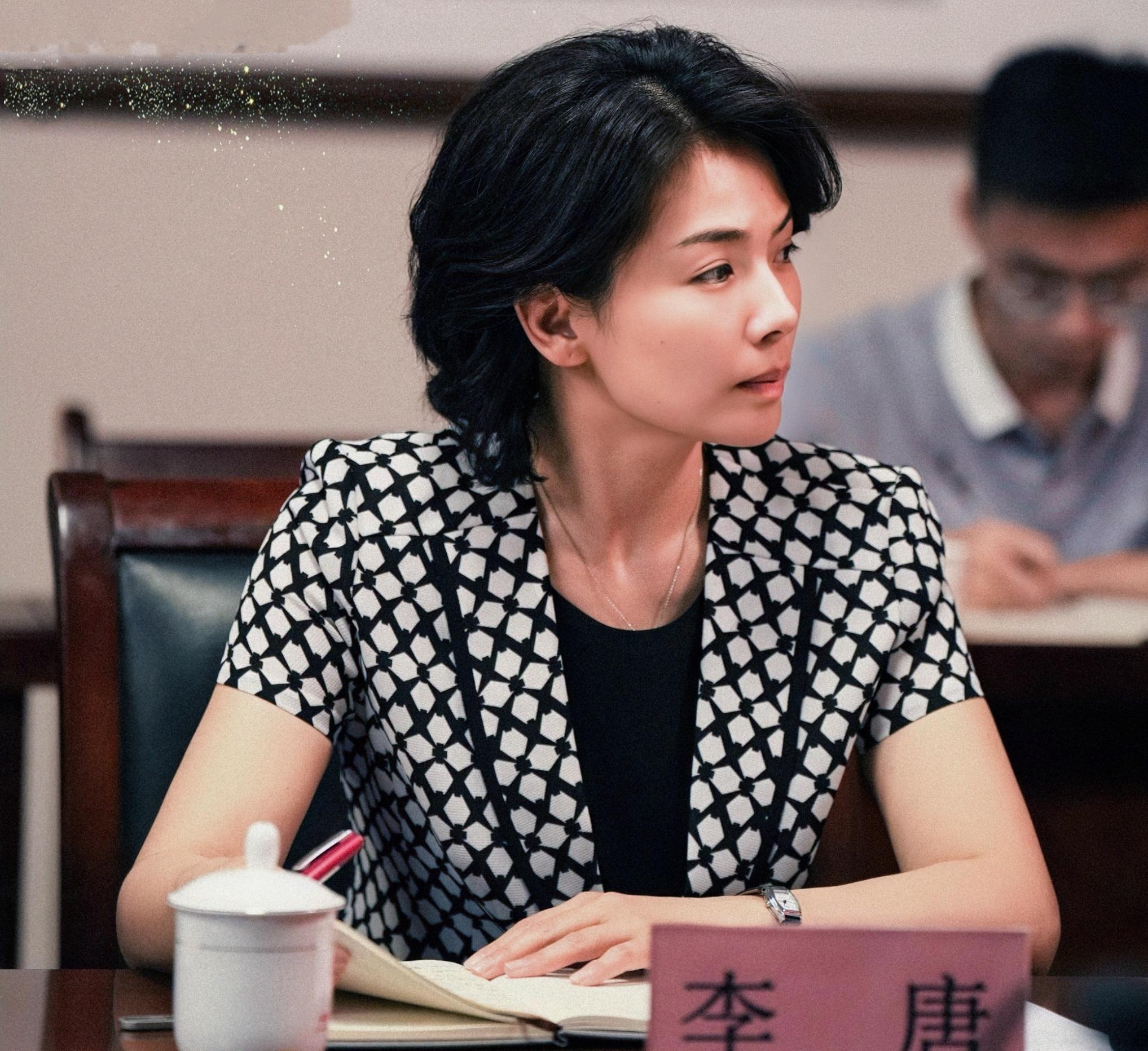 气场不对别硬演“女干部”，2部热播剧5位女演员一比较，差距不小