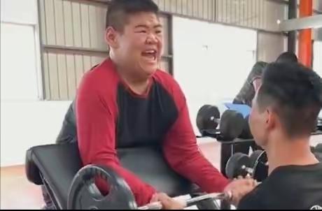 440斤帅小伙一年减去220斤,256斤小伙减掉100斤