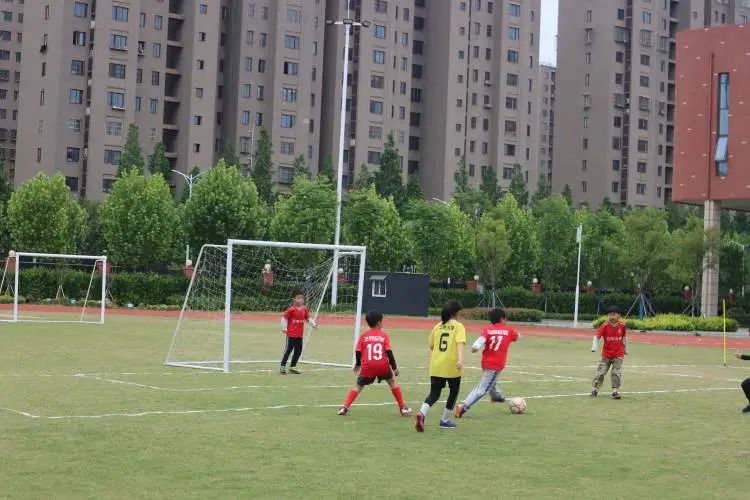 足球点燃梦想激情挥洒青春,小学校长杯足球赛的精彩瞬间