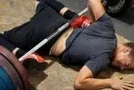 教练辅助女学员深蹲,教练辅助女生深蹲150kg