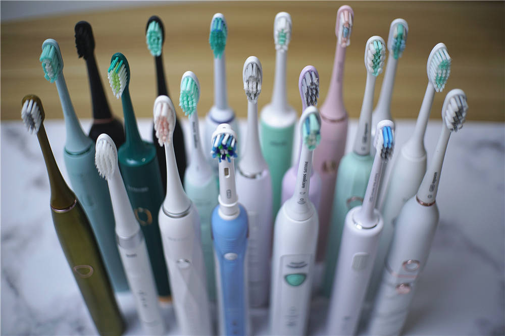 欧乐b电动牙刷p3000和p4000哪个好,飞利浦电动牙刷hx9912和hx9911对比