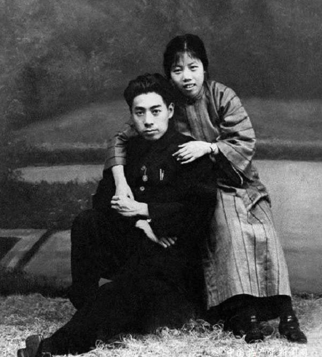 周总理去世前不断望向门口，护士疑问，后来才知他在等妻子*颖超邓**