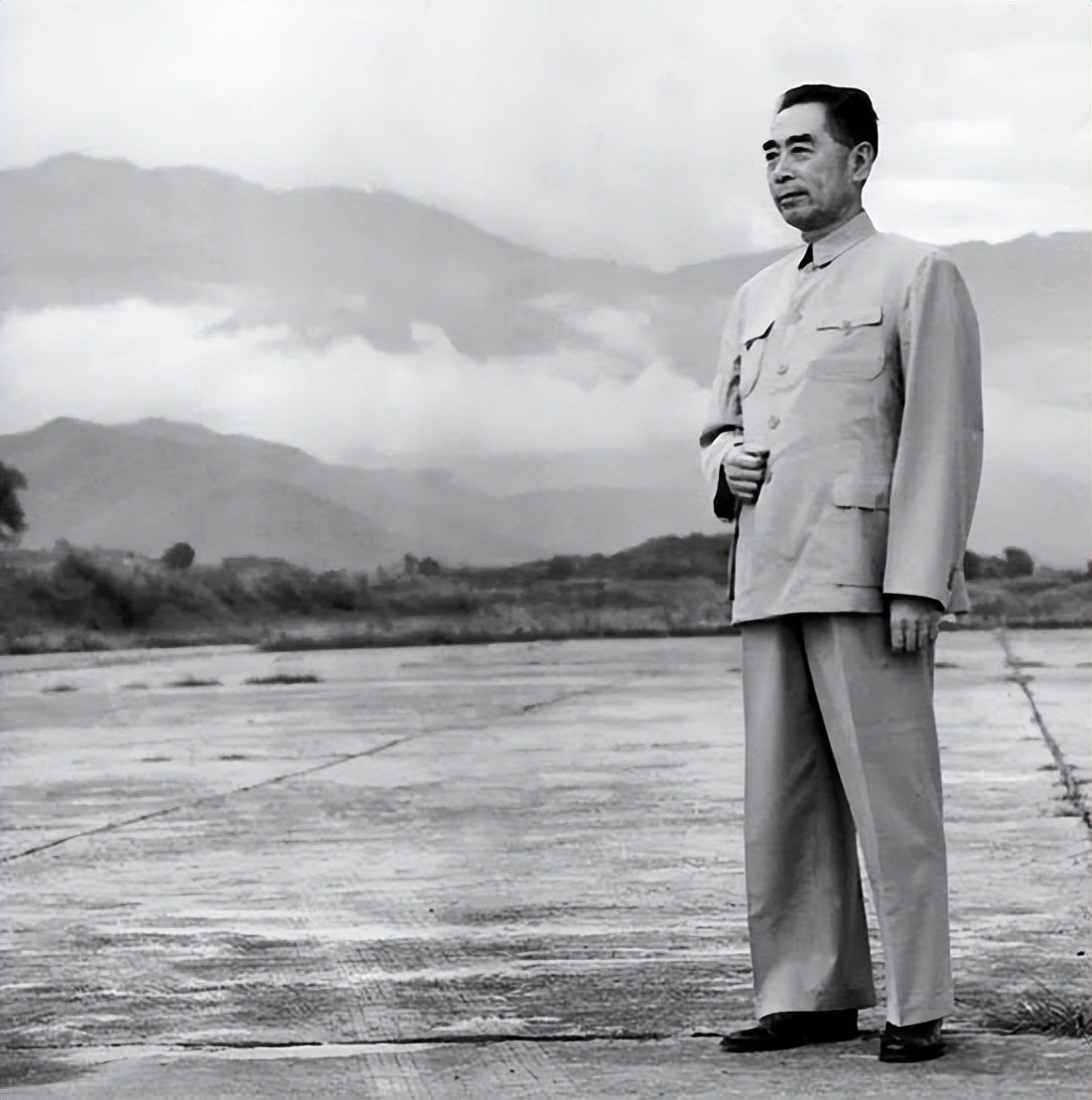 记者故意刁难周总理：为何要用美产钢笔？他的回答让记者羞愧