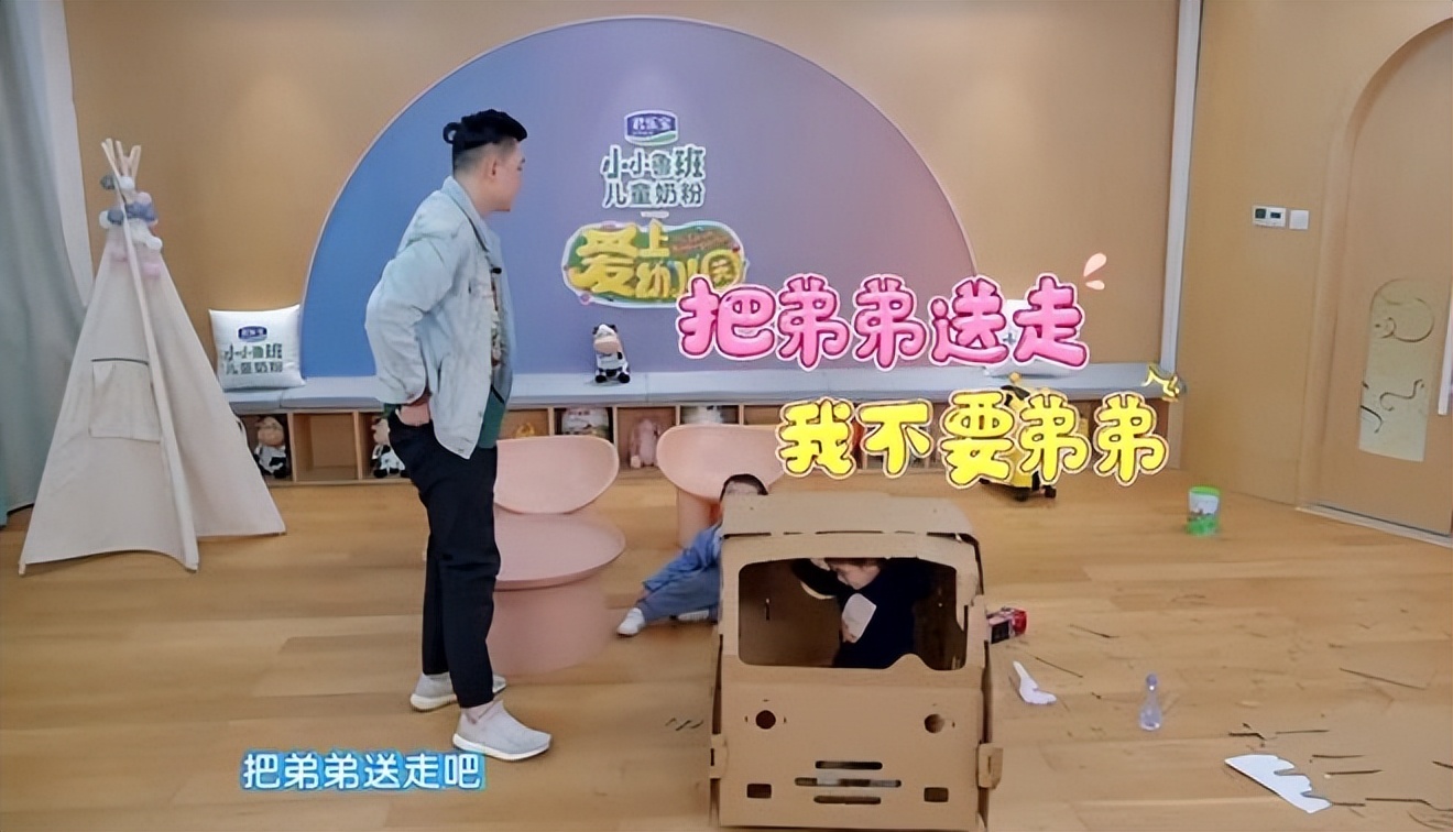 养育男孩父母坚持4个原则,养育男孩给男孩父母的养育指南