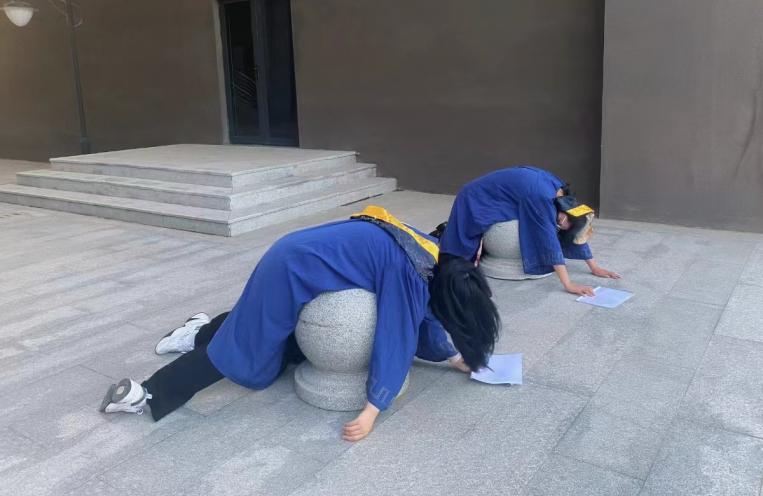 大学生毕业照大赏！但凡学点ps路子都不能这么野