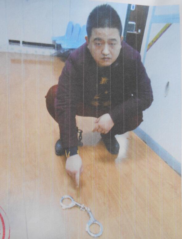 2016年男子网上约美女外出玩车震拍艳照突然变脸铐人称警察要罚款