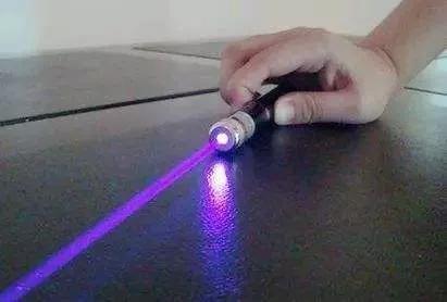 千万别和激光笔“对视”！13岁女孩只因看了一眼，眼底被灼伤