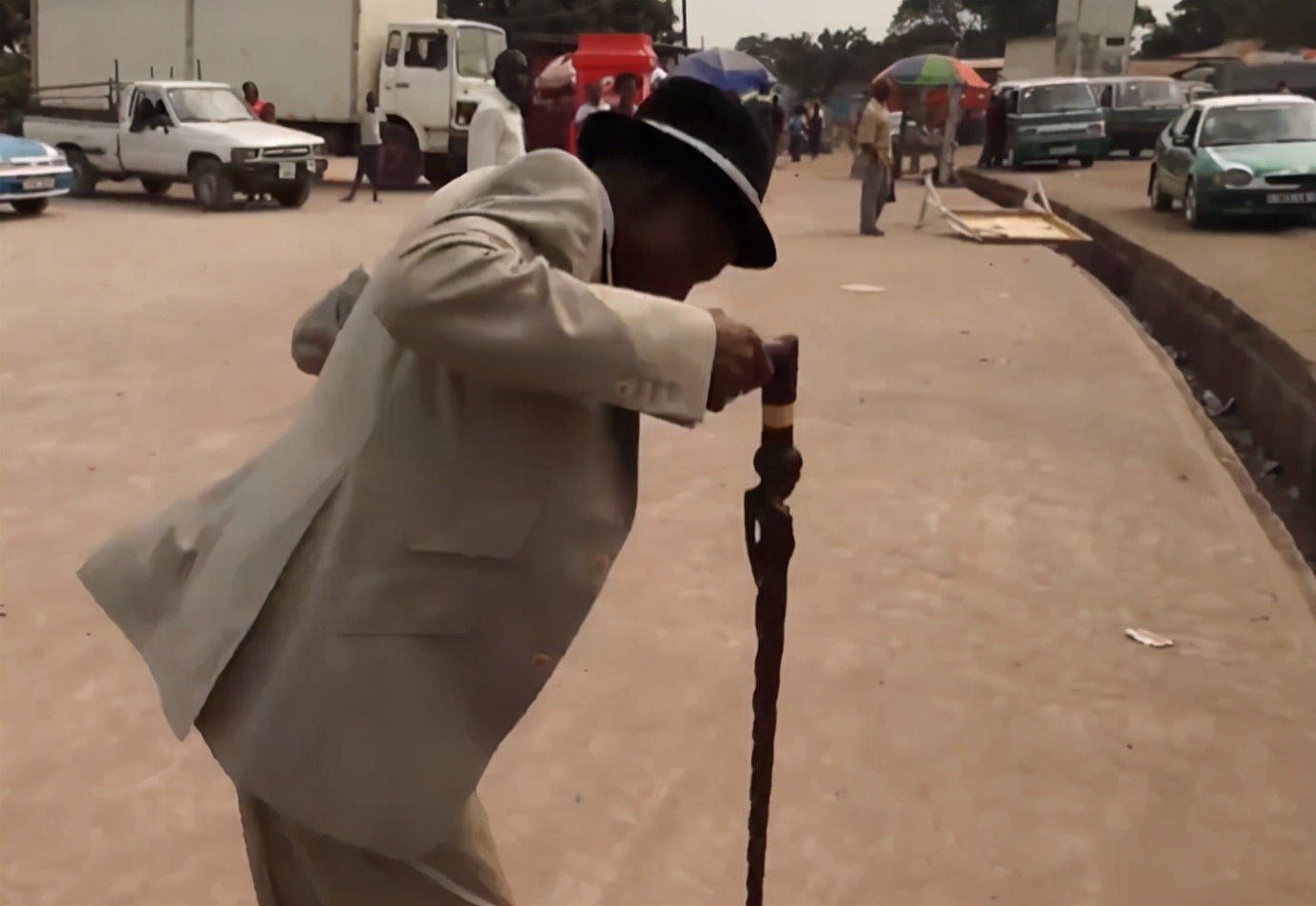 非洲穷人*款贷**20万买名牌，饿得吃树叶，也要买4万的鞋子出门显摆