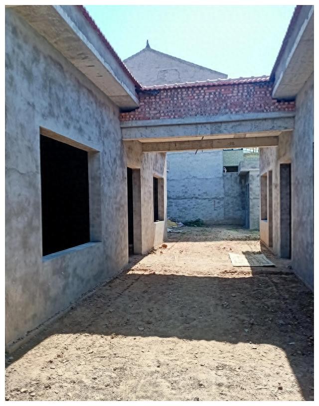 农村建房从墙上摔下来受伤谁负责,农村建房工人自己跌落怎么赔偿