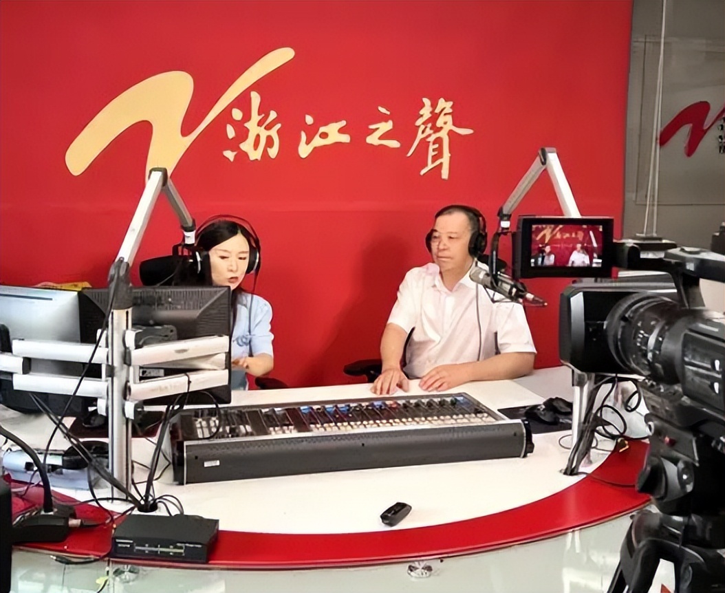 新任电台一姐战胜董卿李红,央视一姐颜值不输董卿李红