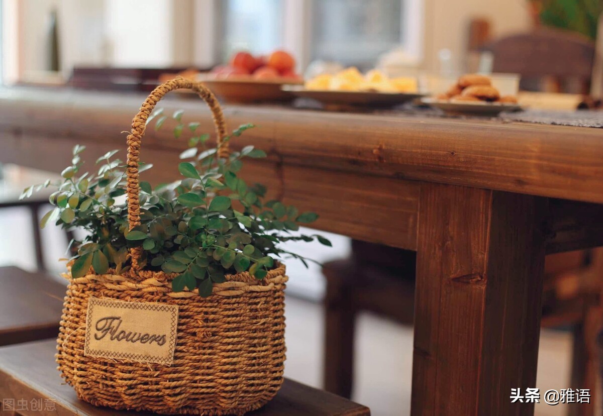 眼角的皱纹遮盖不住岁月的痕迹,皱纹已爬上眼角岁月总是催人老