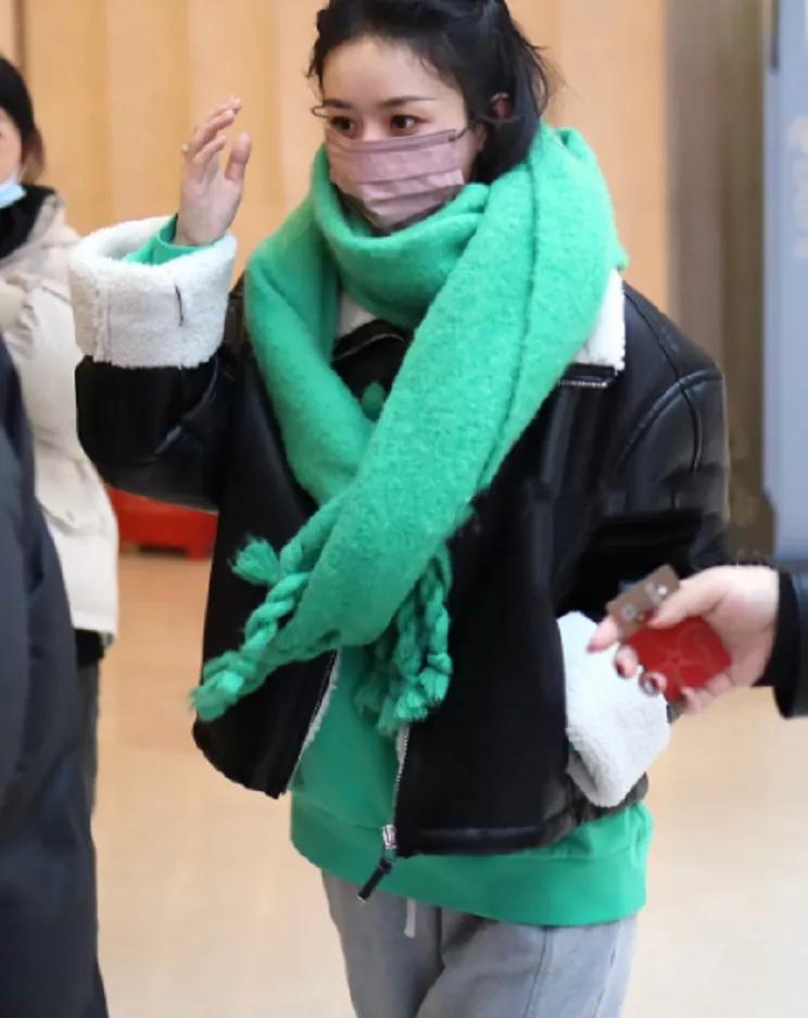 赵丽颖和张小斐同台穿的衣服,张小斐赵丽颖粉色大衣