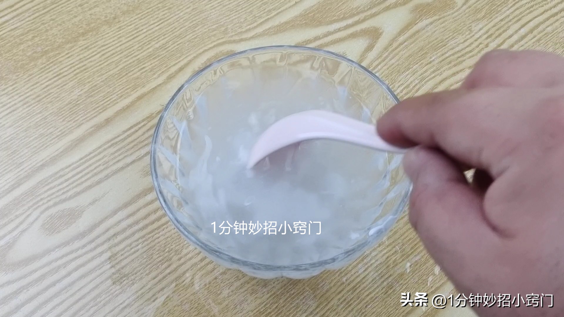 白墙脏了不用重新刷，教你一招，简单擦一擦，墙壁白净如新