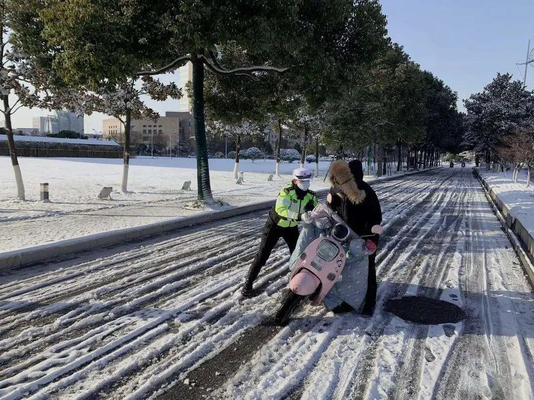 冬天汽车玻璃水快速解冻秘诀,冬天冷车没电了怎么办