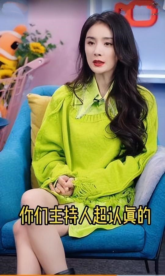 助理伺候明星捏脚,助理伺候明星跪下打伞