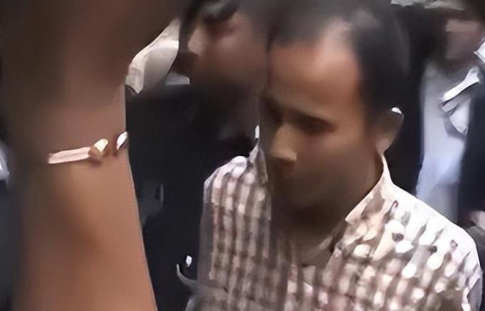 28岁女子惨遭袭击，车内充满不明液体，*体下**受伤严重