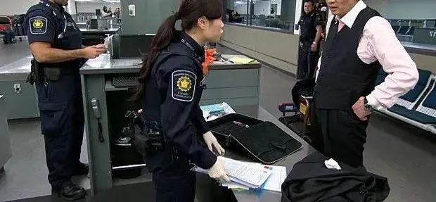 从国内带美元被海关扣押,华人回国被海关扣下