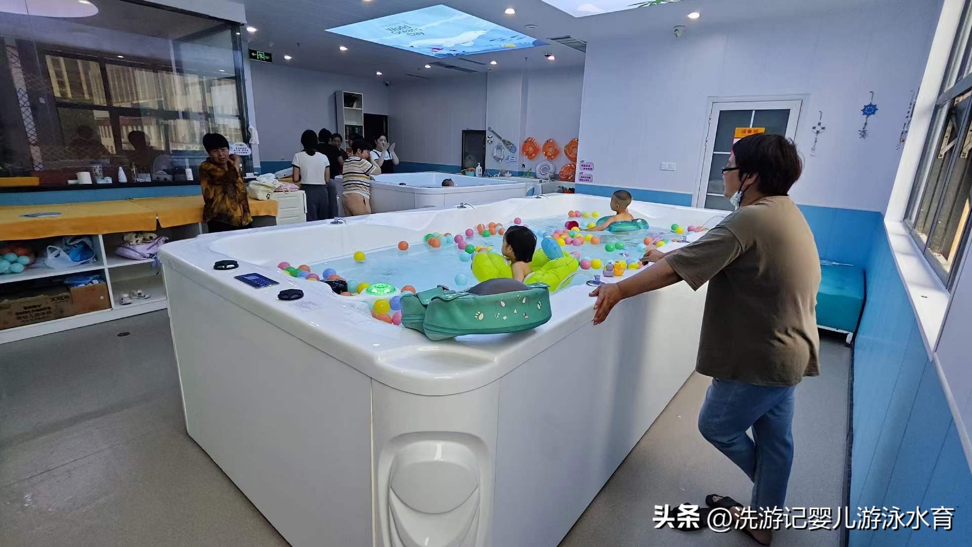 开宝宝游泳馆一年至少能赚多少钱,开婴儿游泳馆赚钱吗