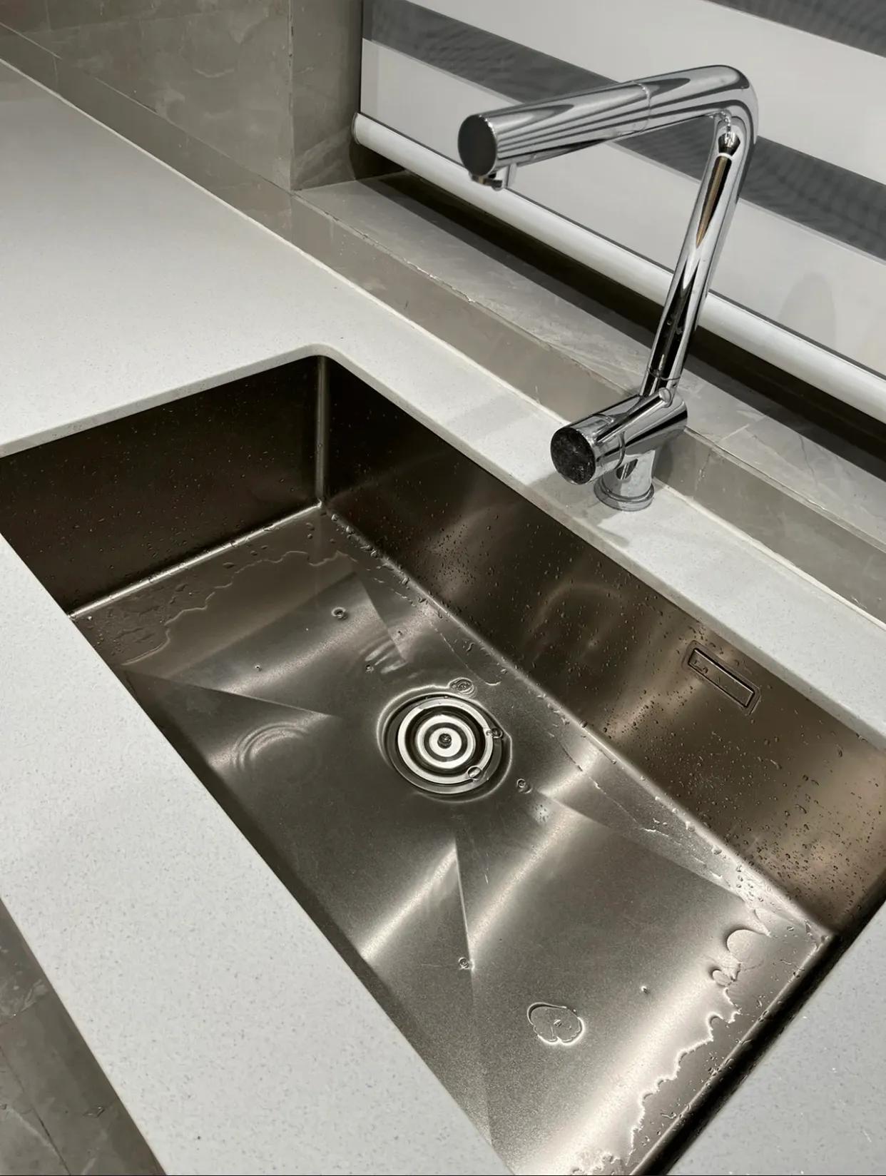 水槽怎么选好看又实用石英石水槽,石英石水槽和不锈钢水槽怎么选