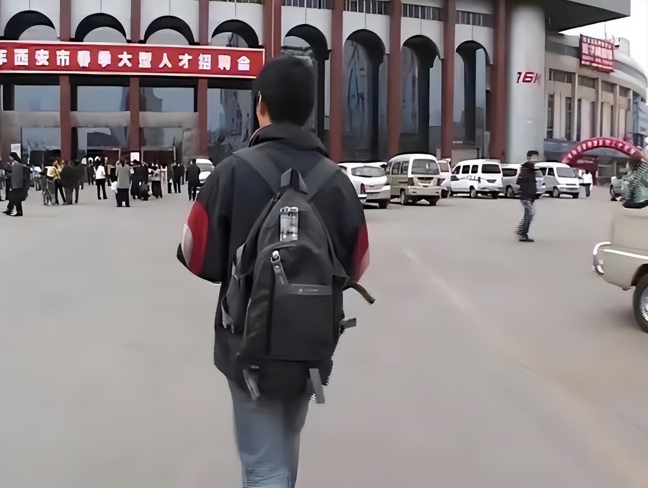 农村出身的大学生出路在哪里,穷人家大专生的前途在哪