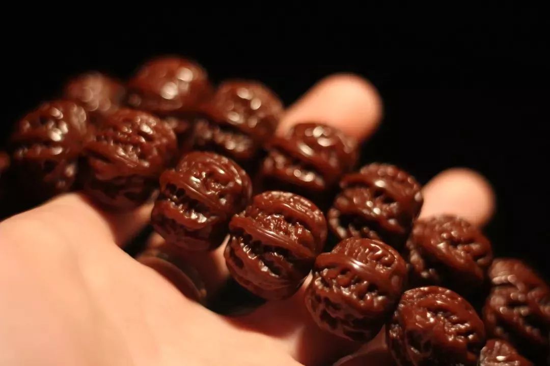 小核桃手串盘了一年,小核桃手串盘起来很油