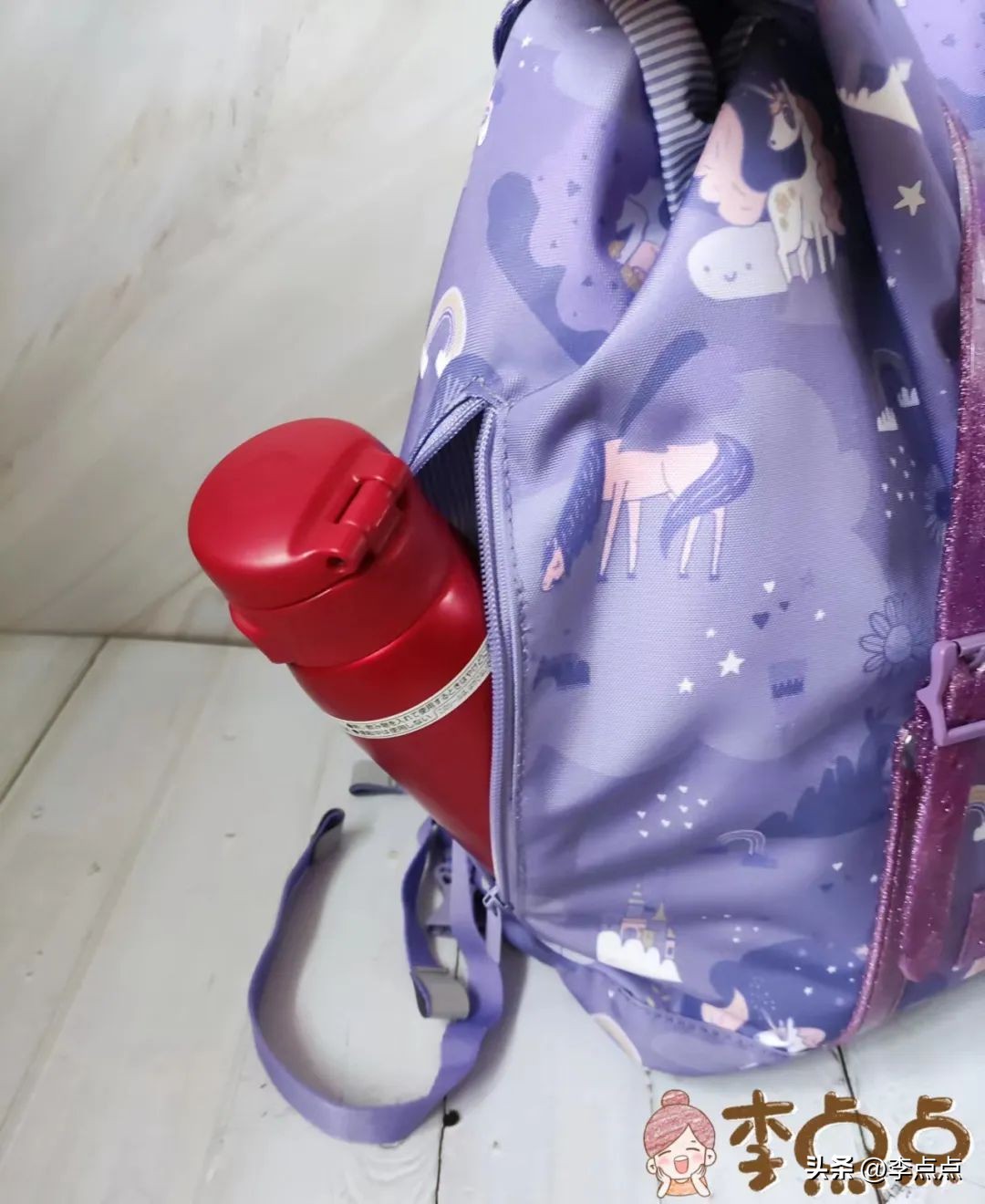 给小孩买奥特曼书包,给孩子们买奥特曼