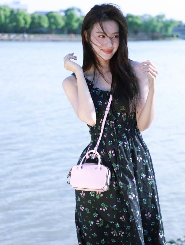 王楚然惊艳衬衫写真大片,王楚然时髦个性写真图片