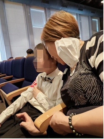 我妈今年68，网红情感主播，连麦了20岁“非主流”男孩