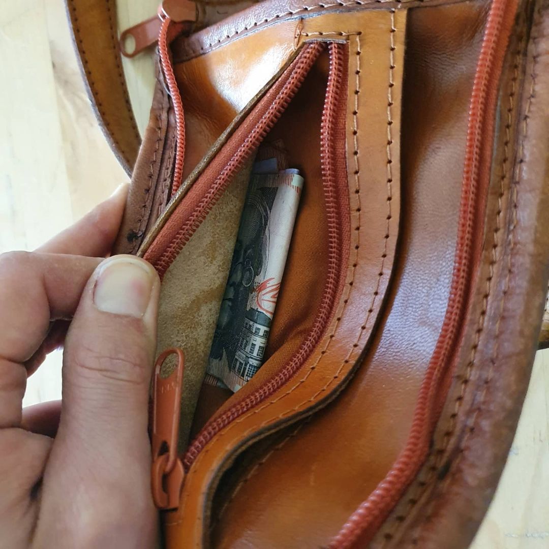 小哥为省钱在悉尼捡垃圾，年赚2万澳币，名包手机电脑随地捡？