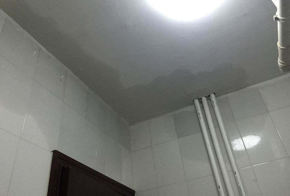 卫生间漏水漏到楼下怎么处理,漏水漏到楼下要多少钱