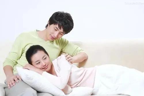 和男人亲密关系后他爱你的表现,男人亲你三个动作看出对方动心了