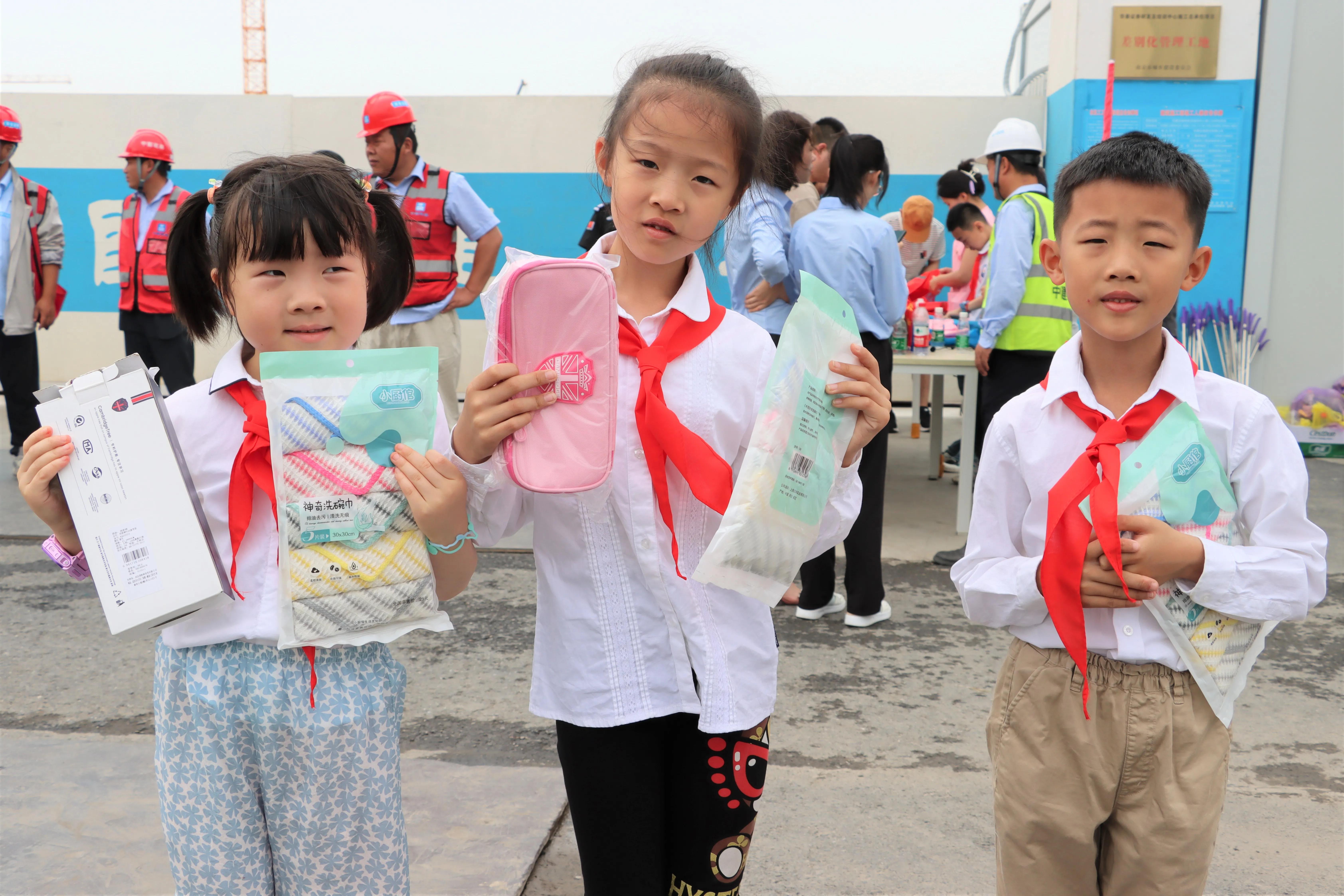 南京建邺区江心洲洲岛红园社区成立“小红鹰”少年志愿者先锋队