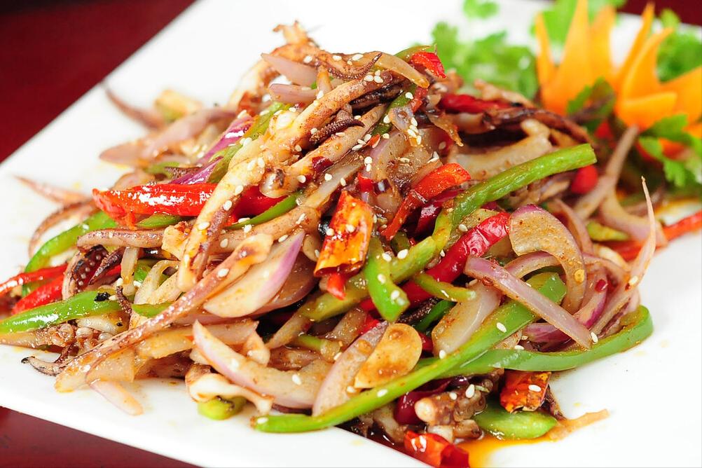 炒鱿鱼必须要焯水吗,炒鱿鱼家常做法需要焯水吗