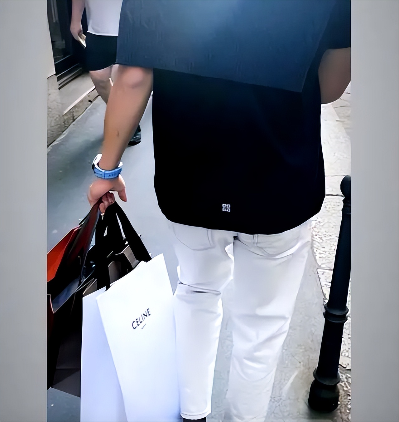 16岁李嫣疑交男友，奢侈品购买狂潮引发家庭危机，男友当苦力