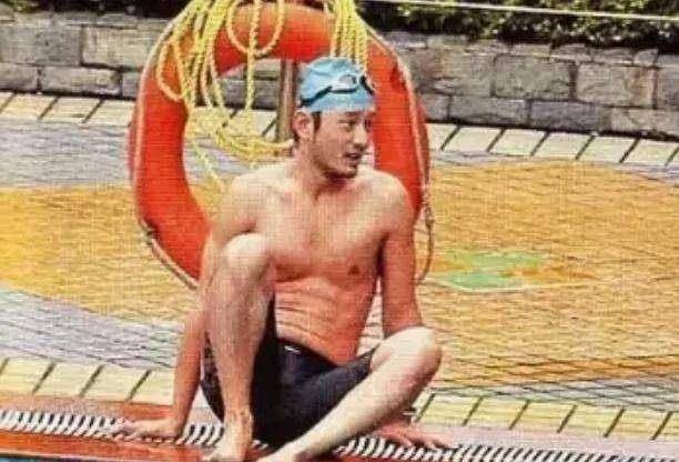 假胸、假屁股、假腹肌、假肩膀，这些明星身上还有什么是真的？