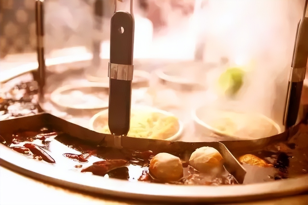 湖北这所大学：5大食堂、高档公寓，吃住条件相当好，出门是地铁