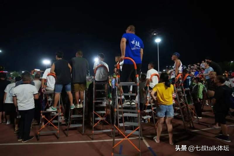 央视新闻采访村超韩乔生,村超解说员韩乔生还在贵州吗