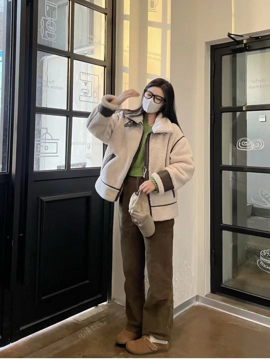 男士灯芯绒裤子可以搭配什么上衣,米白色灯芯绒裤子搭配什么鞋子