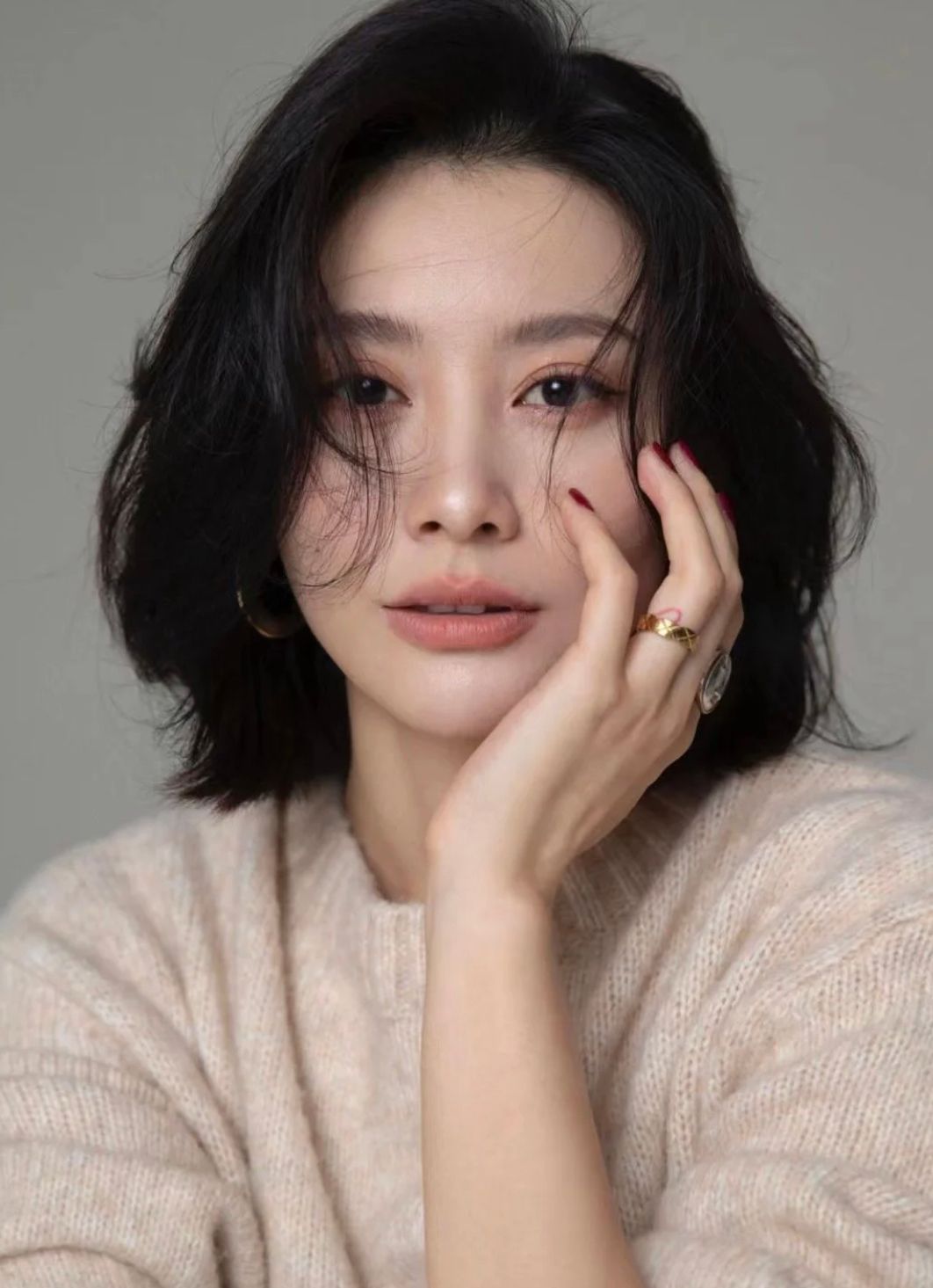 齐肩应该怎么烫才洋气减龄,奔四奔五的女人最好放弃黑长直