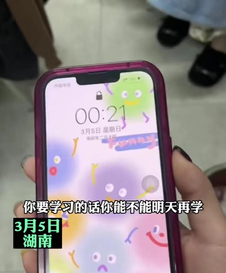 学习还分时间吗？女大学生半夜学习不让关灯，室友好言相劝反被怼