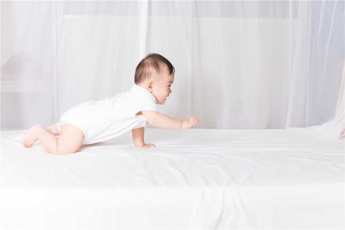 宝宝从50cm处摔下如何判断没事,宝宝从桌上摔下来要注意什么